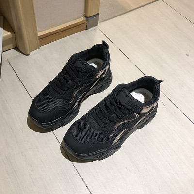 Aktuális női tornacipő magas talppal, fekete és barna színben