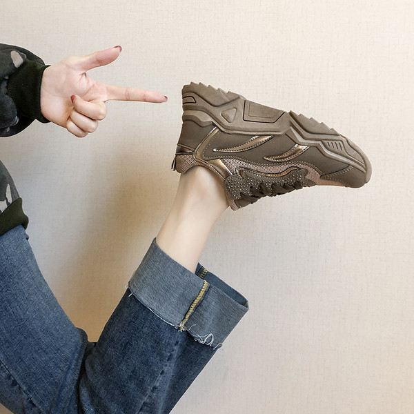 Aktuális női tornacipő magas talppal, fekete és barna színben