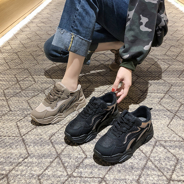 Aktuális női tornacipő magas talppal, fekete és barna színben