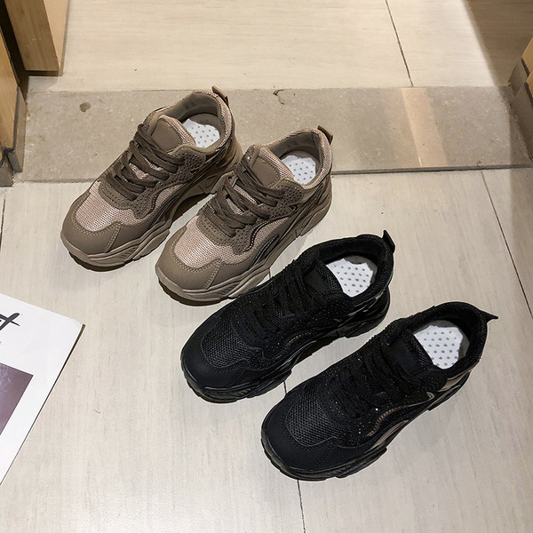 Aktuális női tornacipő magas talppal, fekete és barna színben