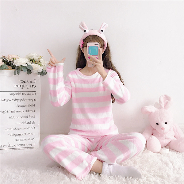 Дамска раирана пижама в два цвята сив и розов