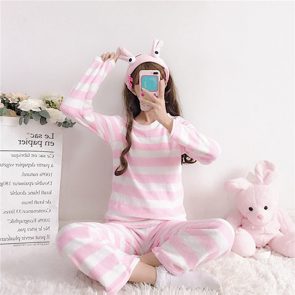 Дамска раирана пижама в два цвята сив и розов