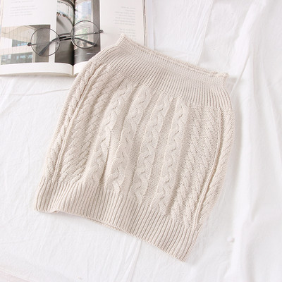 Modern női mellszobor fehér, bézs, fekete, piros és bordó színekben