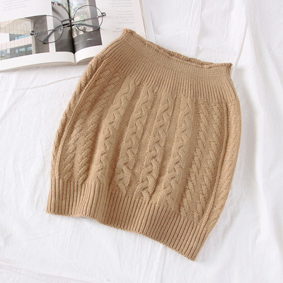 Modern női mellszobor fehér, bézs, fekete, piros és bordó színekben