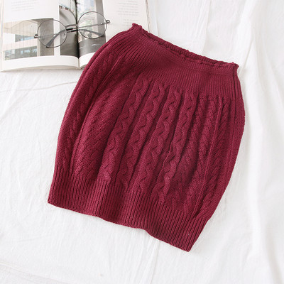 Modern női mellszobor fehér, bézs, fekete, piros és bordó színekben