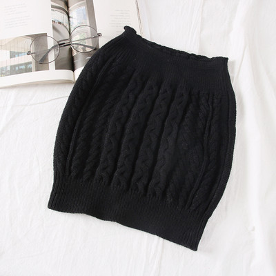 Modern női mellszobor fehér, bézs, fekete, piros és bordó színekben