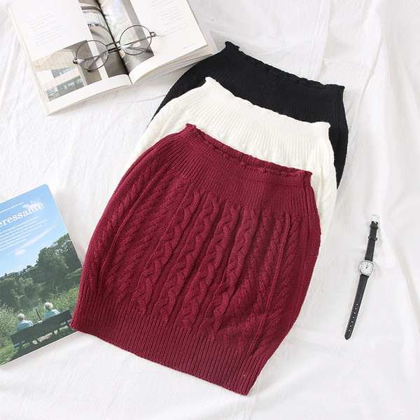 Modern női mellszobor fehér, bézs, fekete, piros és bordó színekben