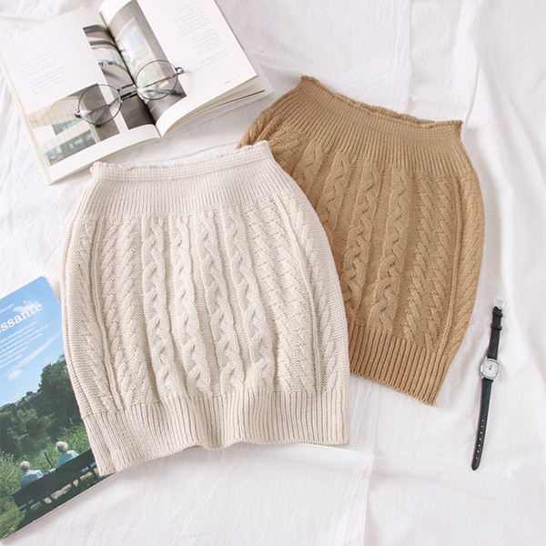 Modern női mellszobor fehér, bézs, fekete, piros és bordó színekben