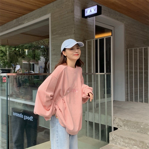 Széles, rózsaszínű női blúz modell ovális nyakkivágással