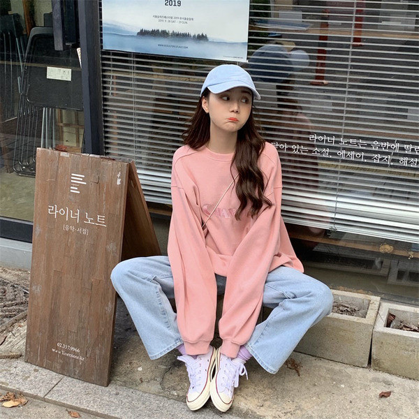 Széles, rózsaszínű női blúz modell ovális nyakkivágással