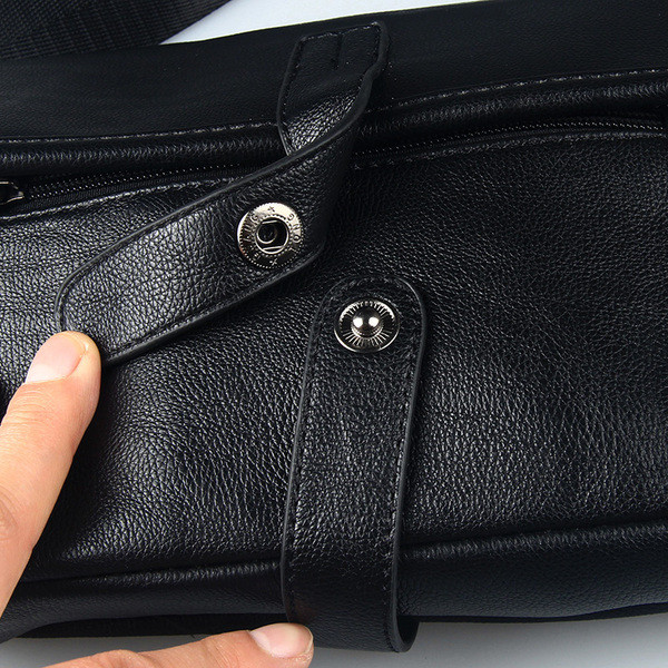 Férfi bőrtáska hosszú füllel, fekete színben