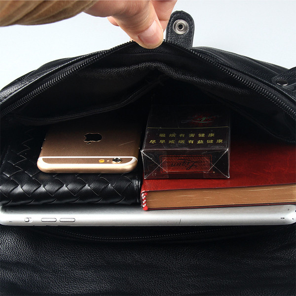 Férfi bőrtáska hosszú füllel, fekete színben