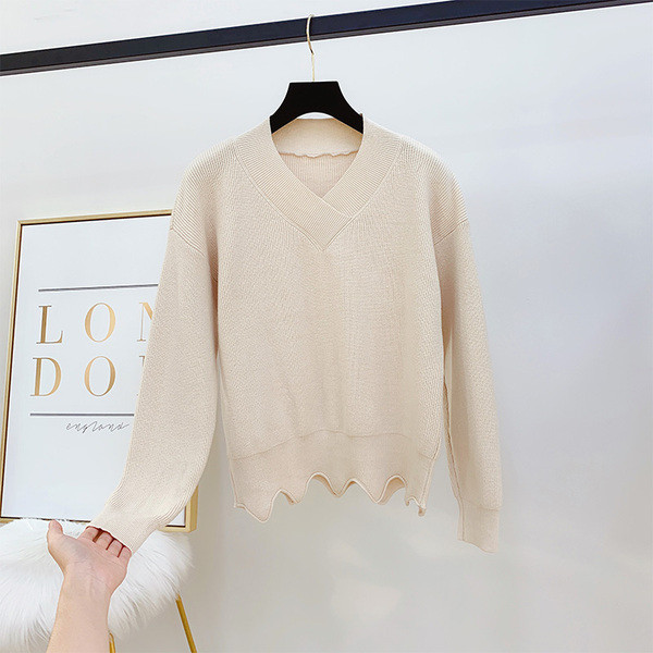 Női pulóver spitz nyakkivágással, több színben