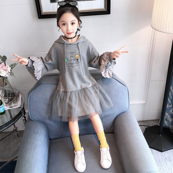 Új modell modern gyerekruha kapucnival és tüllszoknyával szürke, rózsaszín és kék színekben