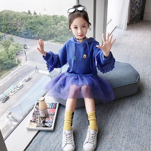 Új modell modern gyerekruha kapucnival és tüllszoknyával szürke, rózsaszín és kék színekben