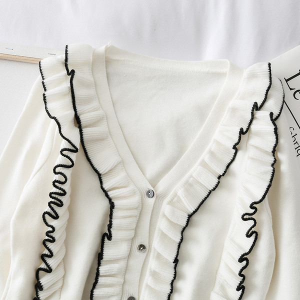 Μοντέρνα γυναικέια ζακέτα σε λευκό με V-λαιμόκοψη