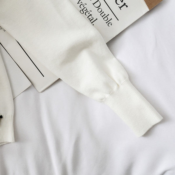 Μοντέρνα γυναικέια ζακέτα σε λευκό με V-λαιμόκοψη