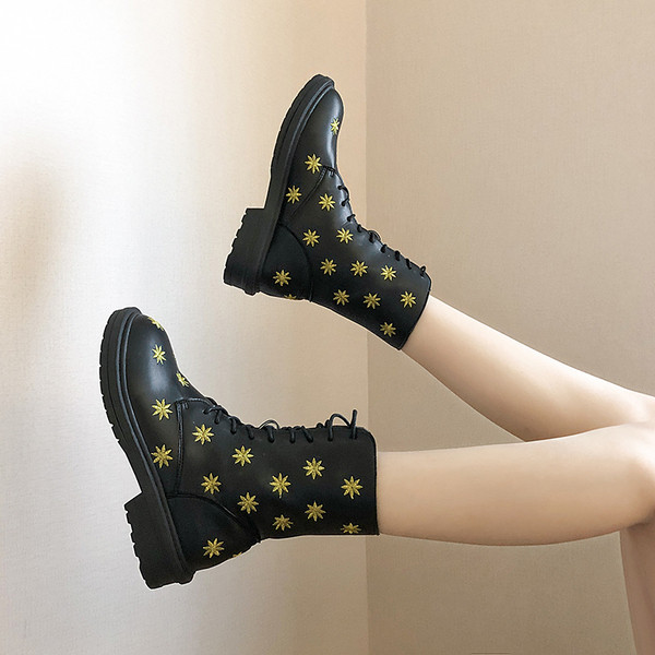 Ghete de dama moderne cu broderie si sireturi in negru