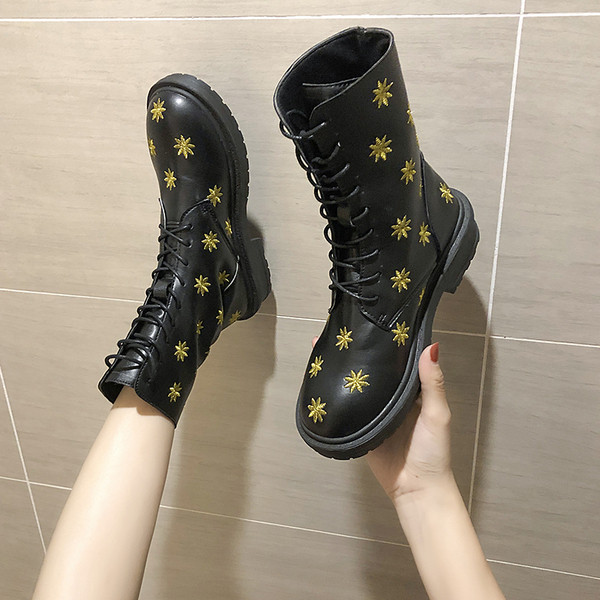 Ghete de dama moderne cu broderie si sireturi in negru