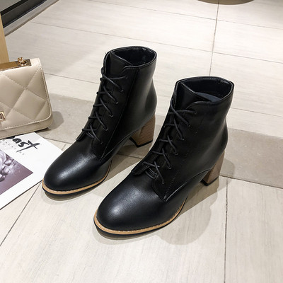 Κομψές γυναικείες μπότες με τακούνια και κορδόνια σε μαύρο και καφέ χρώμα