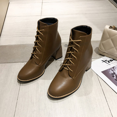 Κομψές γυναικείες μπότες με τακούνια και κορδόνια σε μαύρο και καφέ χρώμα