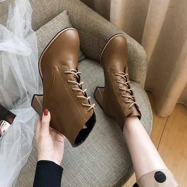 Κομψές γυναικείες μπότες με τακούνια και κορδόνια σε μαύρο και καφέ χρώμα