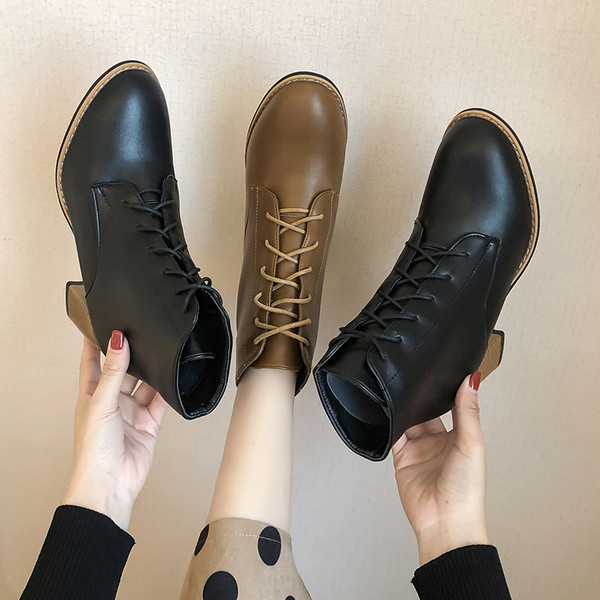 Κομψές γυναικείες μπότες με τακούνια και κορδόνια σε μαύρο και καφέ χρώμα