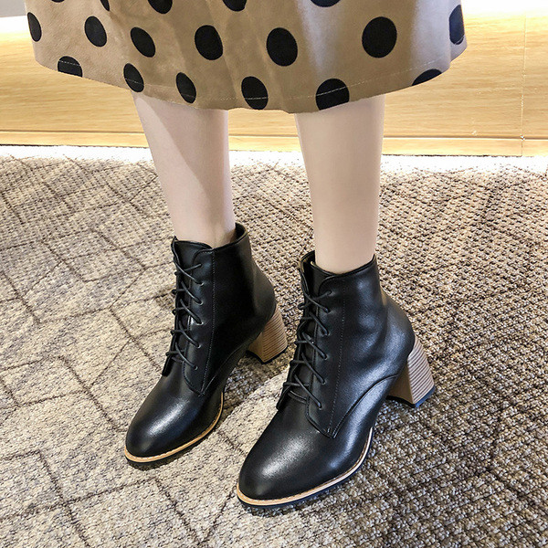 Κομψές γυναικείες μπότες με τακούνια και κορδόνια σε μαύρο και καφέ χρώμα