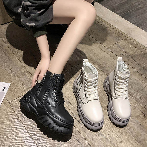 Modern női tornacipő fekete-fehér platformmal