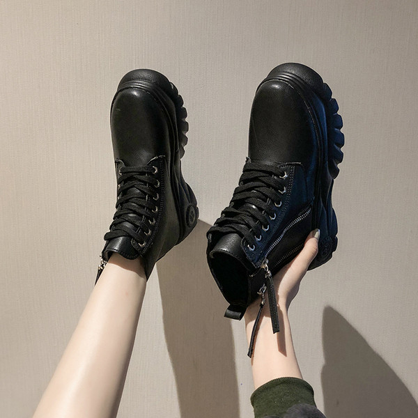 Modern női tornacipő fekete-fehér platformmal