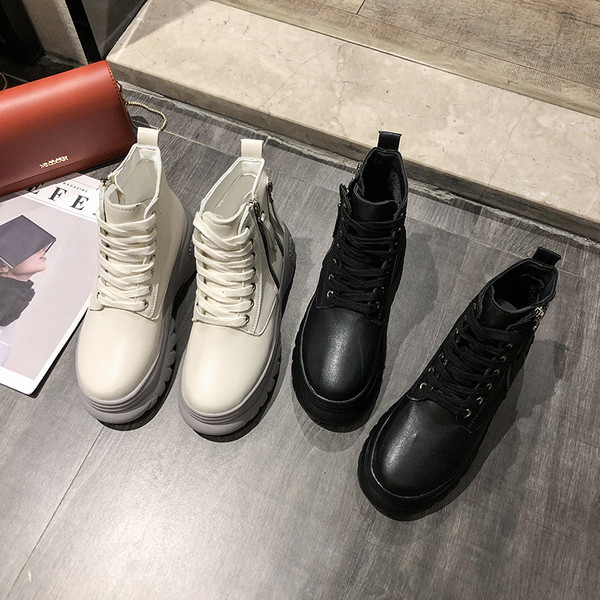 Modern női tornacipő fekete-fehér platformmal