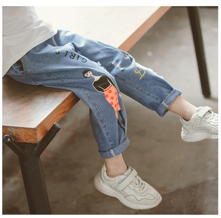 Blugi moderni pentru copii cu motive rupte si aplicatii in albastru si negru pentru fete