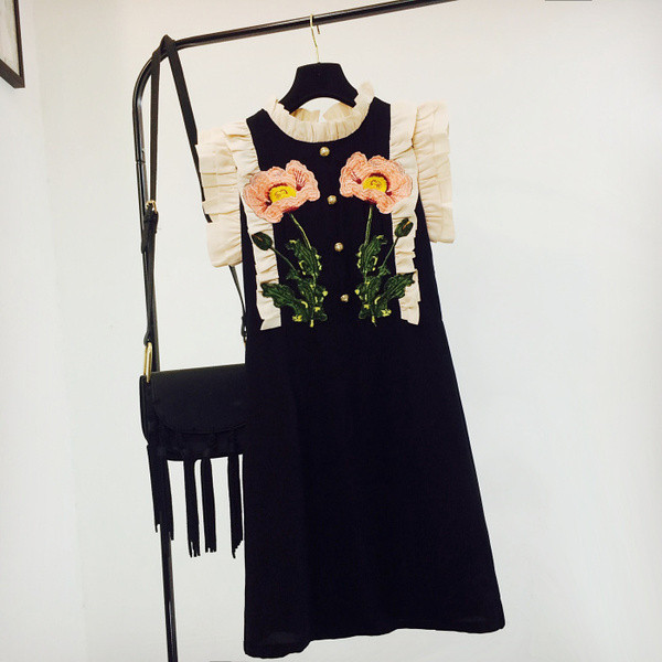 Нов модел дамска рокля с цветна бродерия в черен цвят  