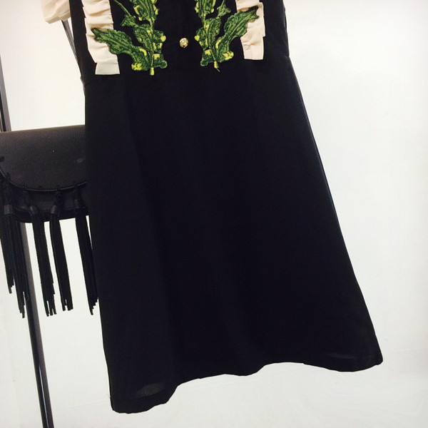 Нов модел дамска рокля с цветна бродерия в черен цвят  