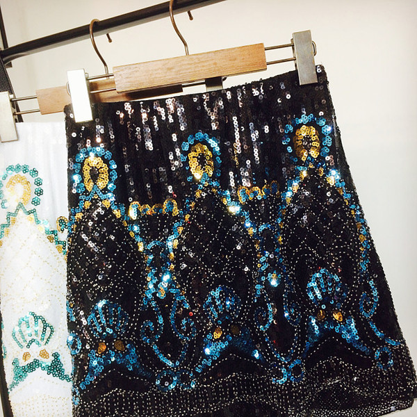 Fusta de dama eleganta cu talie inalta si un element de paiete