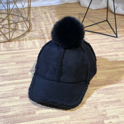 Női téli sapka napellenzővel és pehellyel, különböző színekben