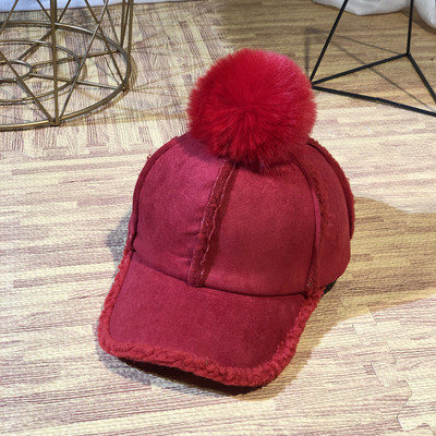 Női téli sapka napellenzővel és pehellyel, különböző színekben