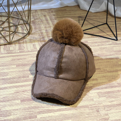 Női téli sapka napellenzővel és pehellyel, különböző színekben