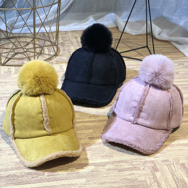 Női téli sapka napellenzővel és pehellyel, különböző színekben