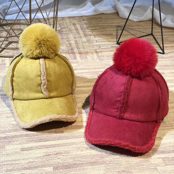 Női téli sapka napellenzővel és pehellyel, különböző színekben