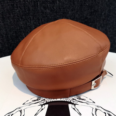 Μοντέρνο γυναικείο καπέλο οικολογικού δέρματος με μεταλλική πόρπη σε διάφορα χρώματα