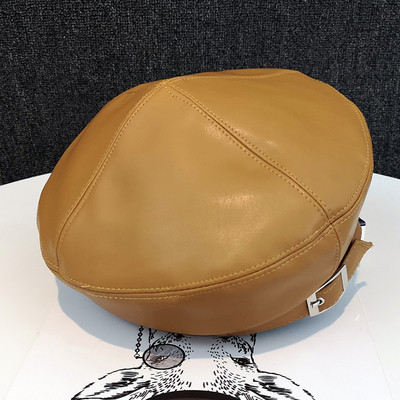 Μοντέρνο γυναικείο καπέλο οικολογικού δέρματος με μεταλλική πόρπη σε διάφορα χρώματα