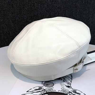 Μοντέρνο γυναικείο καπέλο οικολογικού δέρματος με μεταλλική πόρπη σε διάφορα χρώματα