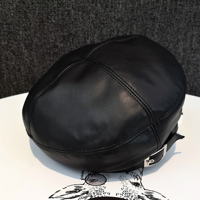 Μοντέρνο γυναικείο καπέλο οικολογικού δέρματος με μεταλλική πόρπη σε διάφορα χρώματα