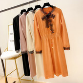 Női ruha szalaggal és gyöngyökkel több színben