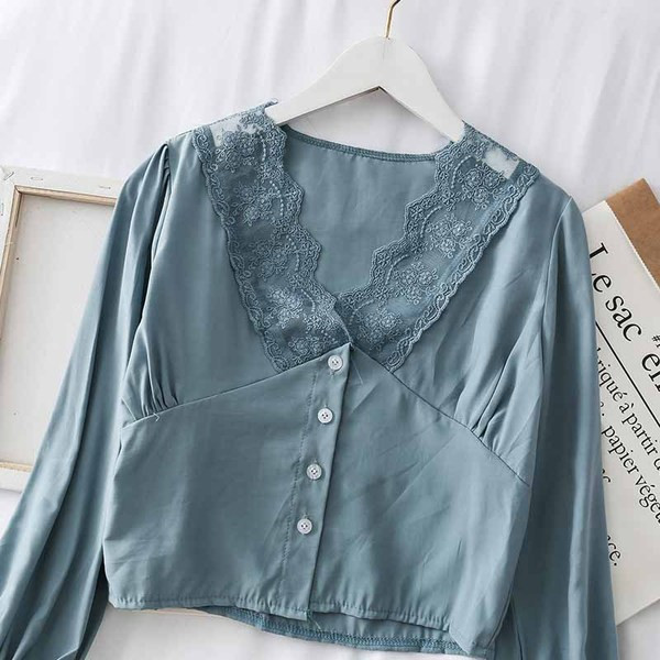 Модерна дамска риза в няколко цвята с дантела и V-образно деколте