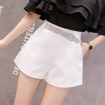 Модерни дамски къси панталони в бял и черен цвят с колан