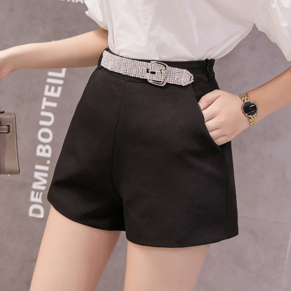 Modern női rövidnadrág fehér és fekete színben, övvel