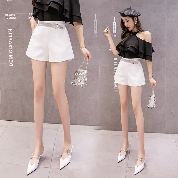 Modern női rövidnadrág fehér és fekete színben, övvel