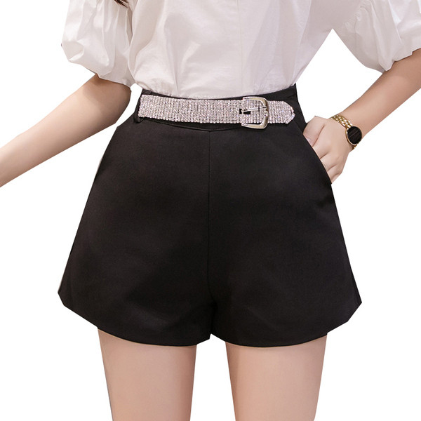 Modern női rövidnadrág fehér és fekete színben, övvel